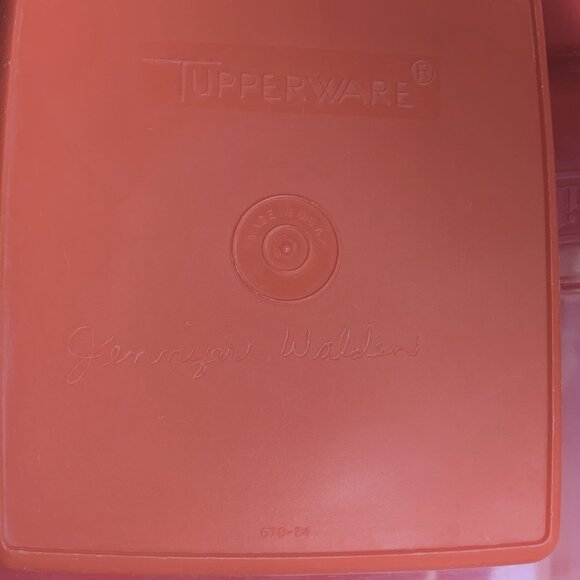 TUPPERWARE - Vintage Paprika Red Sandwich Keeper #670-34 with lid 671-38, square - Picture 4 of 5